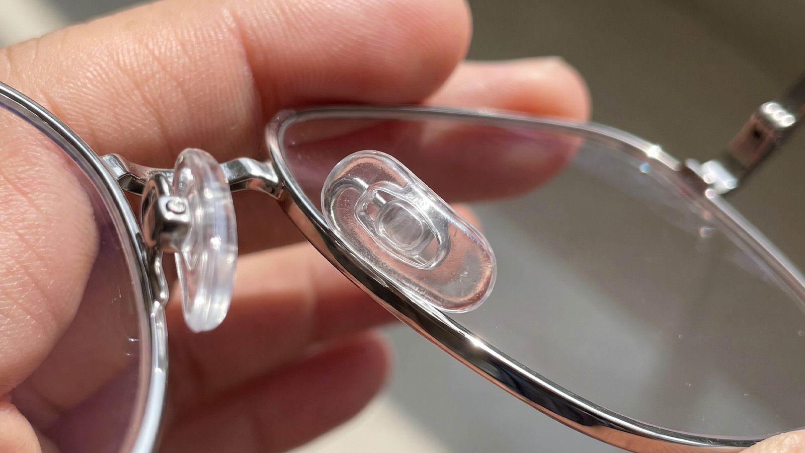 Air-cushion silicone nose pads on a metal eyeglass frame